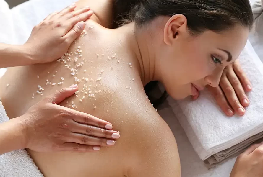 Femme en pleine séance de massage