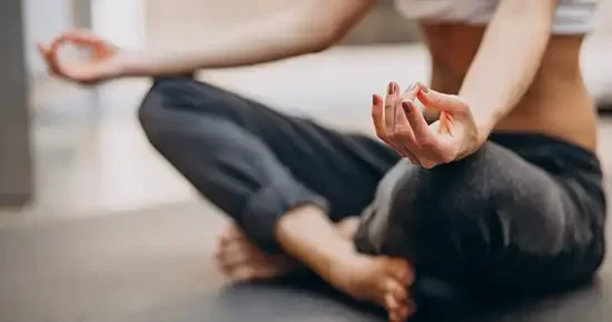 Femme en pleine séance de Yoga